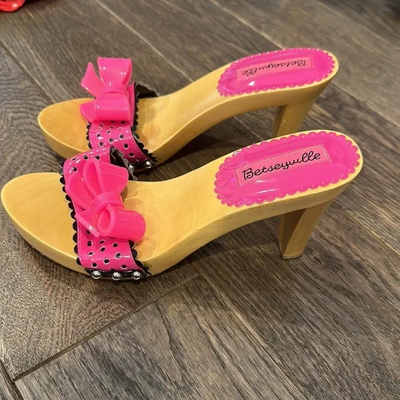 Betseyville Barbiecore wooden kitten heels - Picture 2 of 5